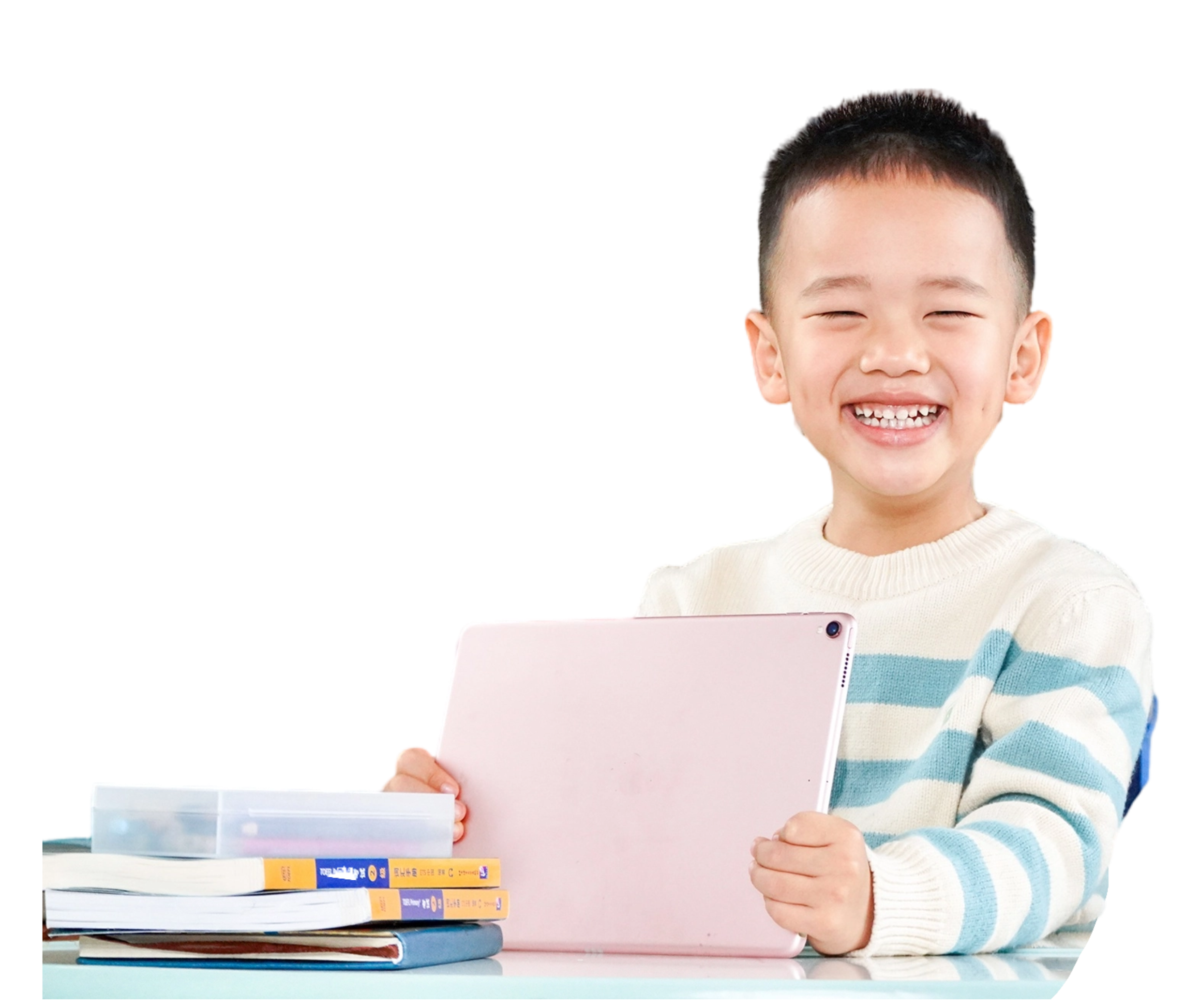 一名开心使用平板设备学习的男孩。