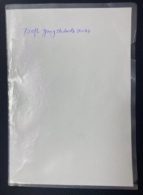 透明保护套内放一张纸的草稿用品示例。